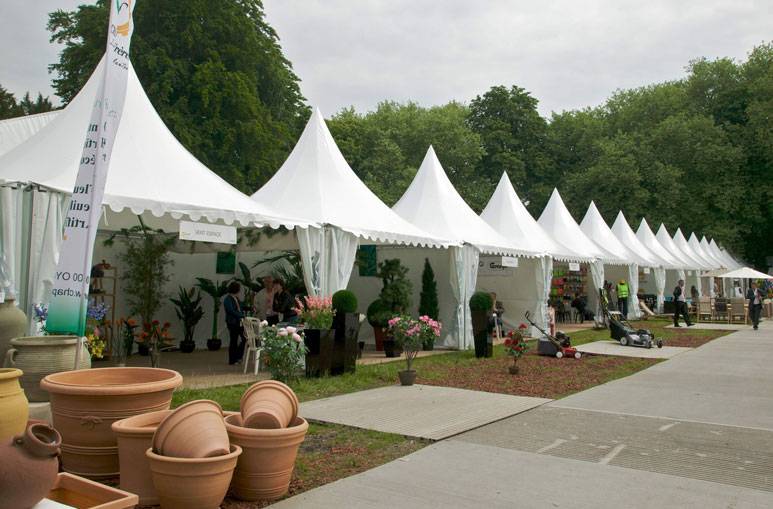 Location longue durée d'une tente pliable pour entreprise à Aubagne dans les Bouches-du-Rhône
