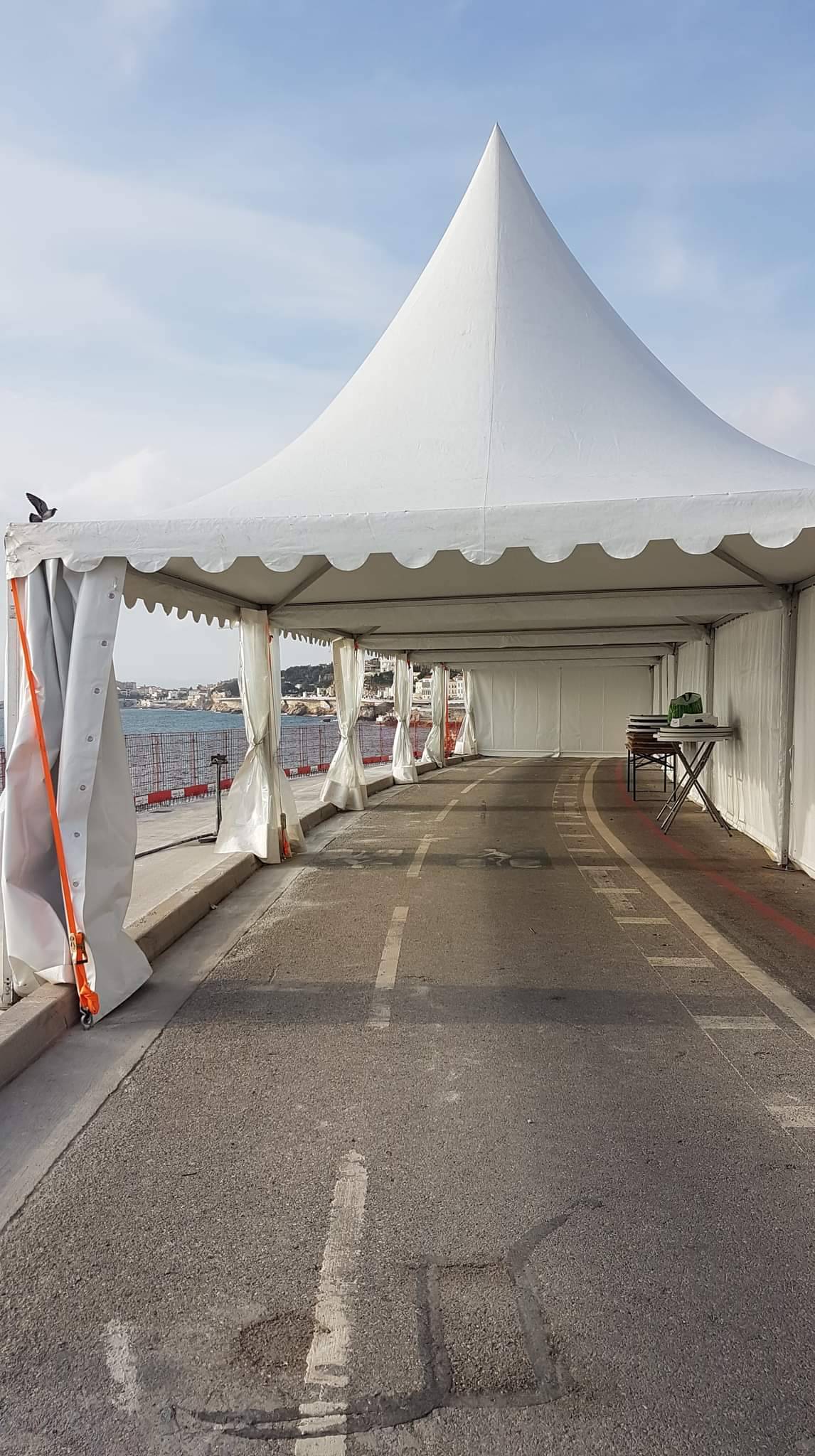 Tente pagode sur la corniche a Marseille